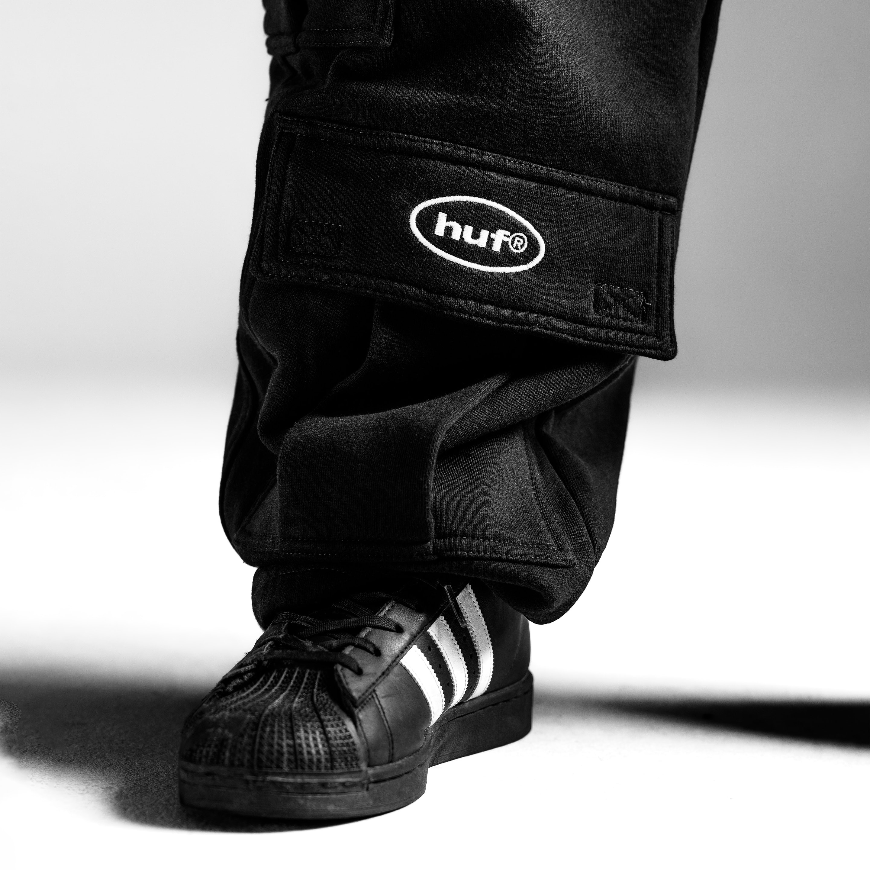 Huf Heavy Wide Open-Leg Multi Pocket Cargo Sweat Pant (image 3 of 6)