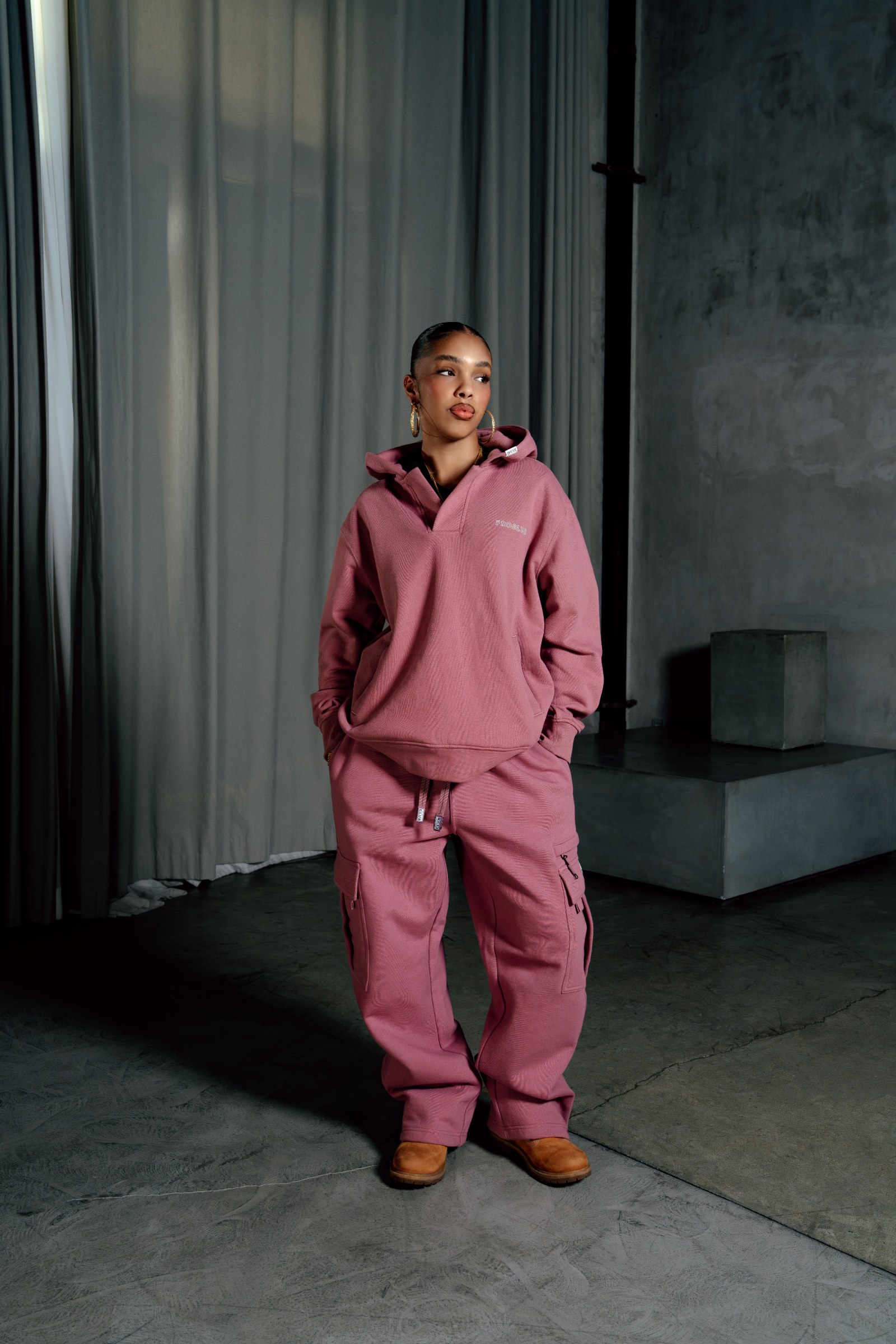 Womens Heavyweight Fleece Cargo lifestyle photo 1